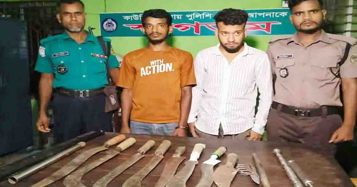 বরিশালে প্লাস্টিকের ড্রামের ভেতর মিলল ১৪ দেশীয় অস্ত্র, আটক ২