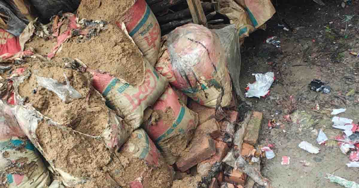 বাকেরগঞ্জে বালুর বস্তায় বোমার বিস্ফোরণ,  দগ্ধ ৩