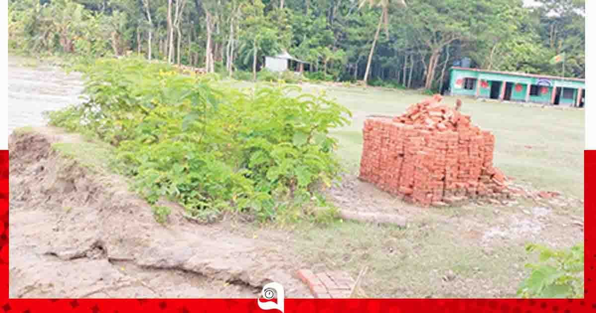 একই সীমানায় বিলীন হতে বসেছে নলছিটির দুই শিক্ষাপ্রতিষ্ঠান