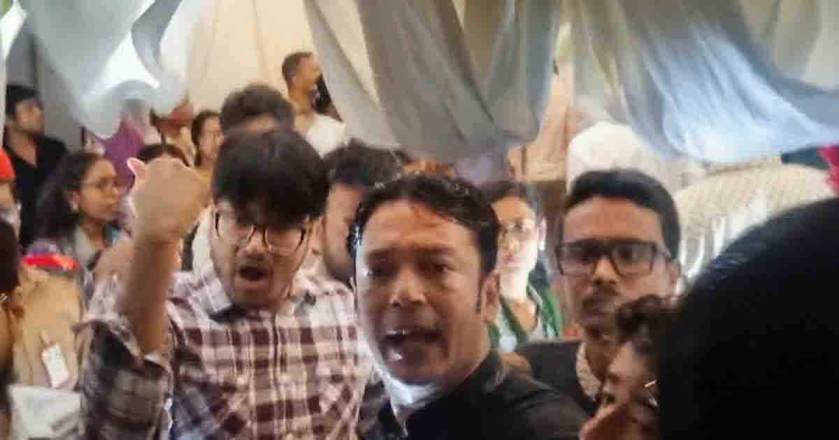 জবিতে প্ল্যাকার্ড প্রদর্শনে জকসুকে বাধা