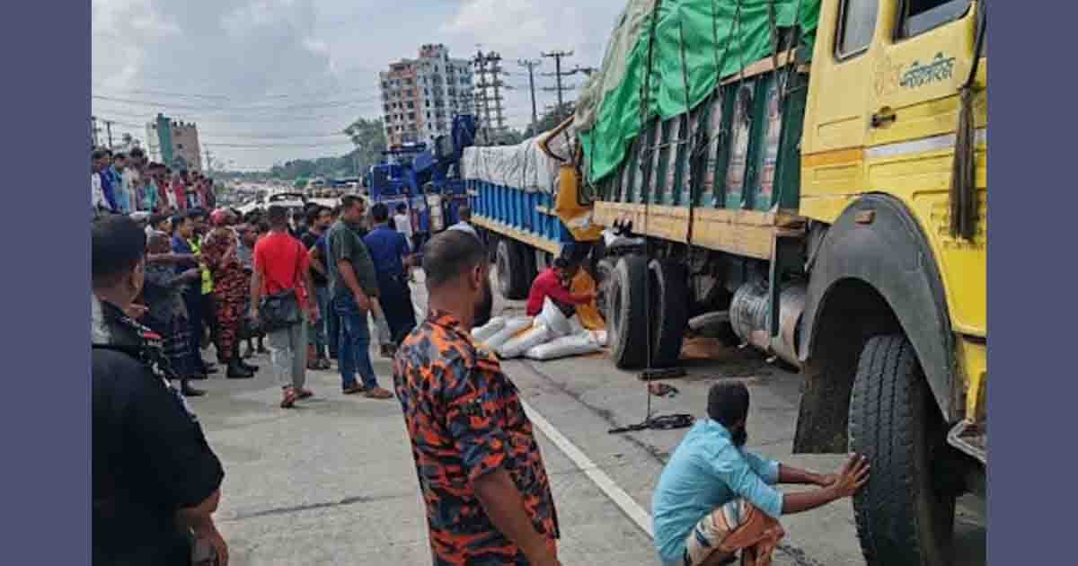 বগুড়ায় দাঁড়িয়ে থাকা ট্রাকে আরেক ট্রাকের ধাক্কা, নিহত ২