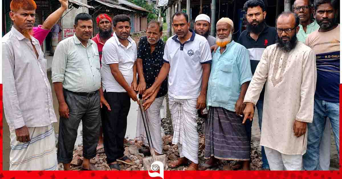 মালঞ্চির সিংগাবাজারে জলাবদ্ধ সড়ক পরিদর্শনে চেয়ারম্যান প্রার্থী দোলন