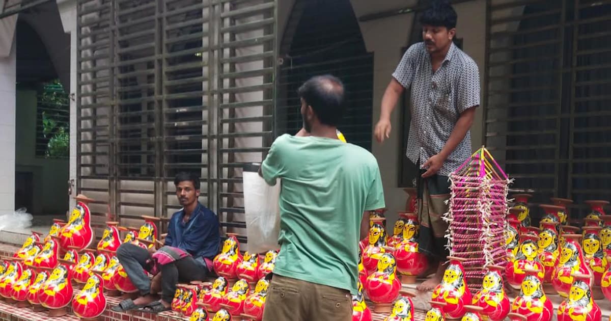 নেছারাবাদে মনসা পূজা ঘিরে জমেছে প্রতিমা বিক্রির আয়োজন