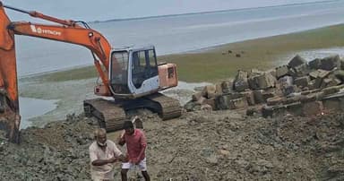 গভীর রাতে বেড়িবাঁধ কেটে নাসি বসানোর চেষ্টা, এক্সকাভেটর জব্দ