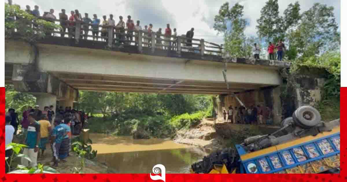 রাজনগরে ব্রিজের রেলিং ভেঙে খালে তেলবাহী ট্রাক, চালক নিহত