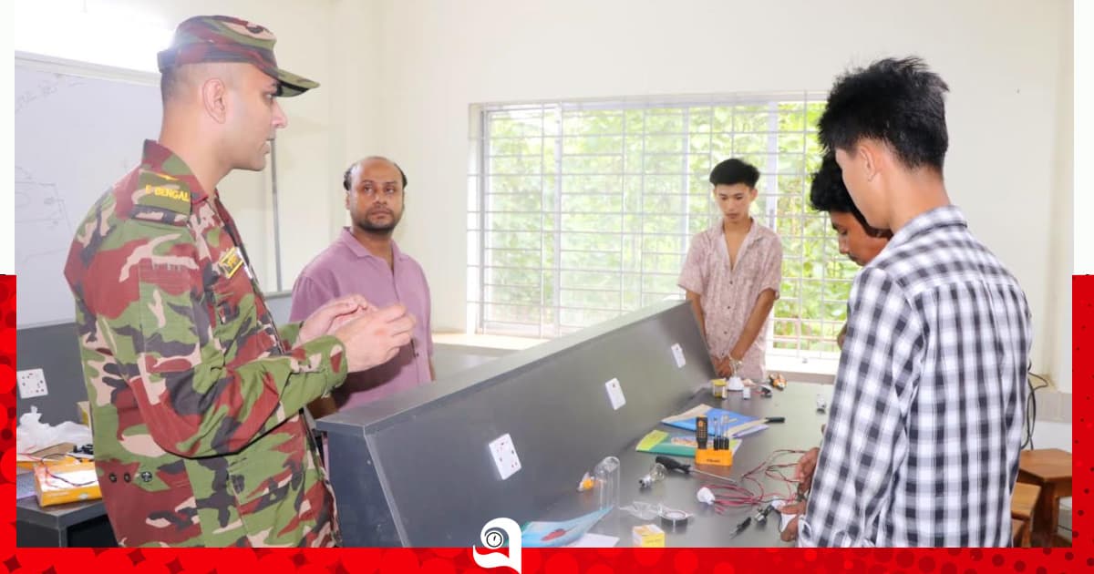 বেকার যুবকদের হাতে কাজের হাতিয়ার তুলে দিল দীঘিনালা জোন