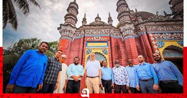 বরিশালের শতবর্ষী মসজিদে মুগ্ধ মার্কিন রাষ্ট্রদূত