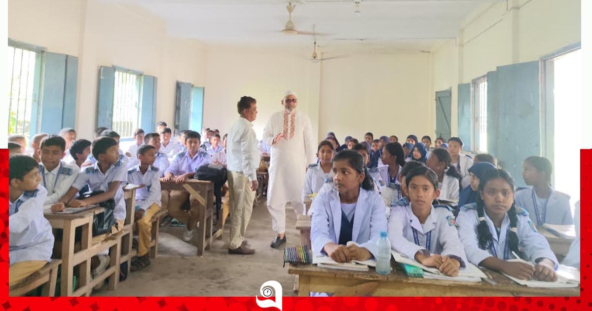 চিরিরবন্দরে বিভিন্ন বিদ্যালয়ে হুইপের আকস্মিক পরিদর্শন