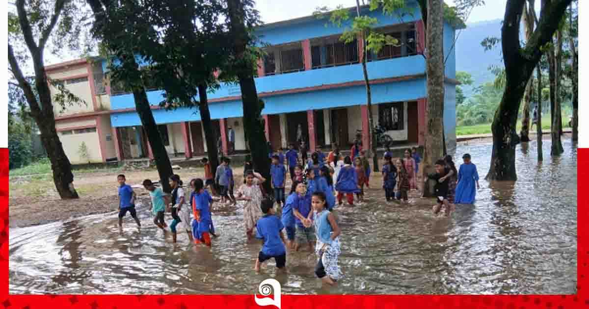 সামান্য বৃষ্টিতেই জলমগ্ন বিছনাকান্দির ভিতরগুল স্কুল