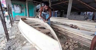 চলনবিলে জমে উঠেছে নৌকা তৈরির ধুম