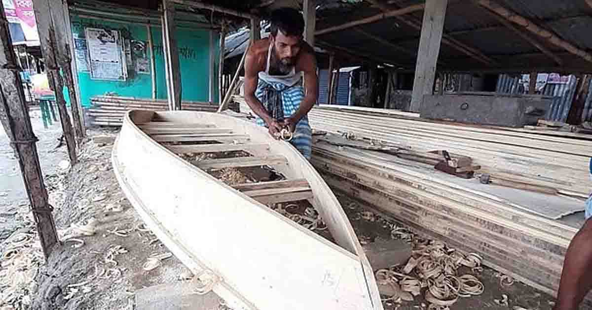 চলনবিলে জমে উঠেছে নৌকা তৈরির ধুম