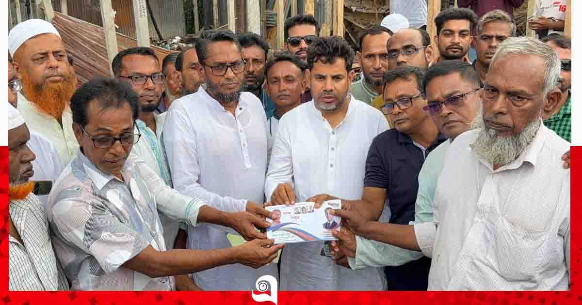 সদরপুরে অগ্নিকাণ্ডে ক্ষতিগ্রস্ত ব্যবসায়ীদের আর্থিক অনুদান