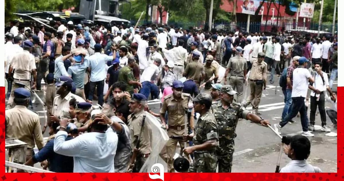 ভারতে আন্দোলনকারী শিক্ষার্থীদের ওপর পুলিশের লাঠিচার্জ