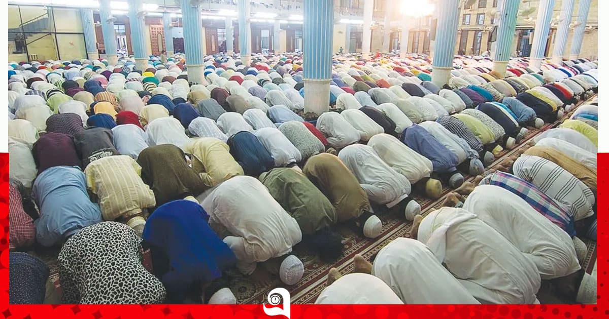 জুমার জামাতে অন্যদের ডিঙিয়ে সামনে যাওয়া কি জায়েজ?