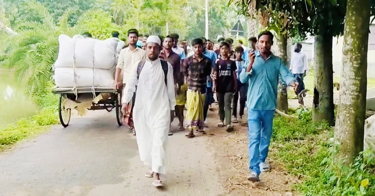 পায়ে হেঁটে হজের উদ্দেশে সিংড়ার দুলাল