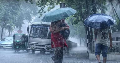 ঢাকার আকাশ মেঘলা, বজ্রসহ বৃষ্টি হতে পারে