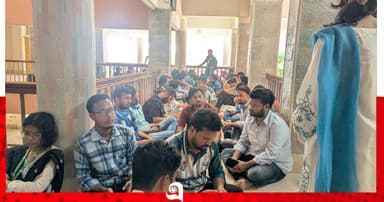 চেয়ারম্যানের পদত্যাগের দাবিতে অনশনে শিক্ষার্থীরা