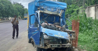 গাজীপুরে গাড়ির পেছনে কাভার্ড ভ্যানের ধাক্কা, চালক নিহত