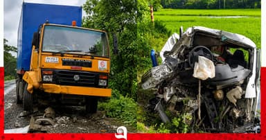ট্রাক ও লাশবাহী অ্যাম্বুলেন্স সংঘর্ষ, আহত ৮