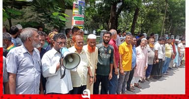 অবৈধ রিকশা আটকের প্রতিবাদে রিকশা শ্রমিক ইউনিয়নের মানববন্ধন