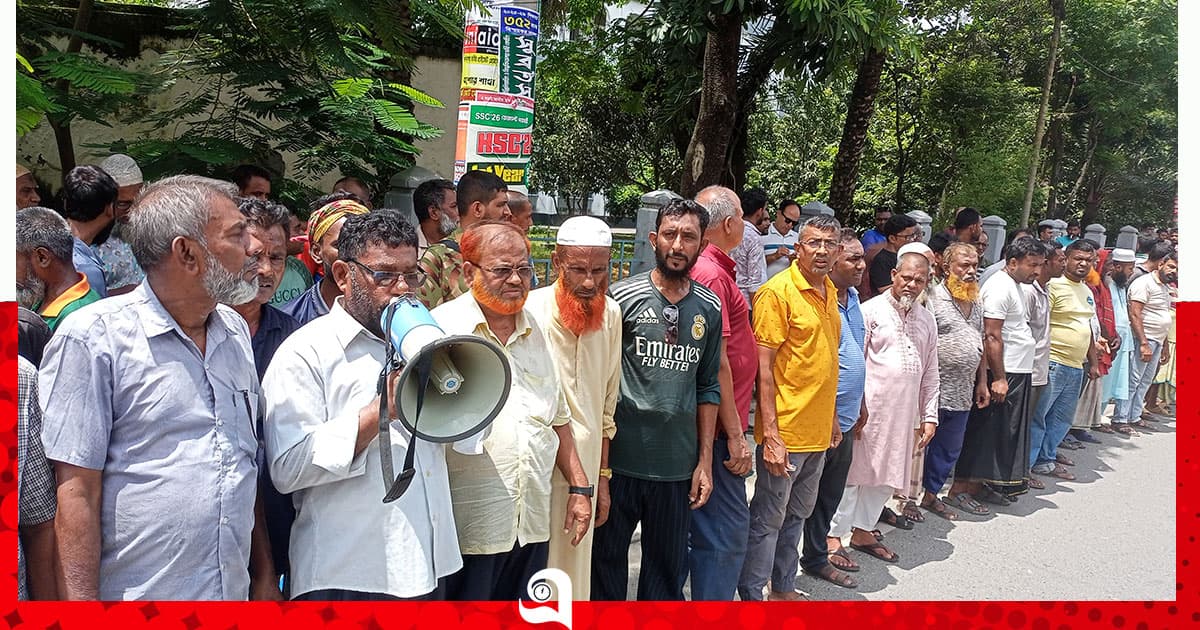 অবৈধ রিকশা আটকের প্রতিবাদে রিকশা শ্রমিক ইউনিয়নের মানববন্ধন