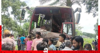 বনপাড়া-হাটিকুমরুল মহাসড়কে বাস-ট্রলির সংঘর্ষে নিহত ৩