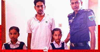 পথ হারানো দুই স্কুল শিশুকে উদ্ধার করলেন ট্রাফিক পুলিশ
