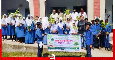 টিফিনের টাকায় শিক্ষার্থীদের বৃক্ষচারা বিতরণ