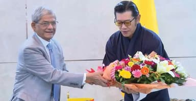 ঢাকায় ভুটানের রাজার যাত্রাবিরতি, সৌজন্য সাক্ষাৎ করলেন রাষ্ট্রপতি