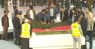 শহীদ স্বামীর পাশে চিরঘুমে