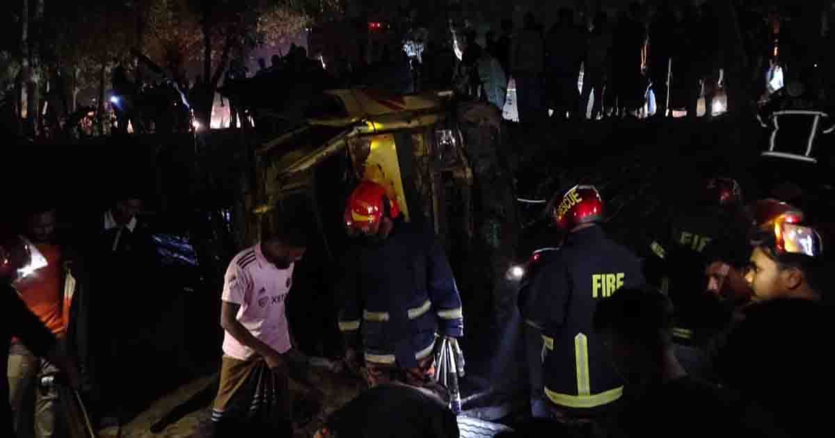 পাংশায় পথচারীকে বাঁচাতে গিয়ে ট্রাক উল্টে আহত ৪