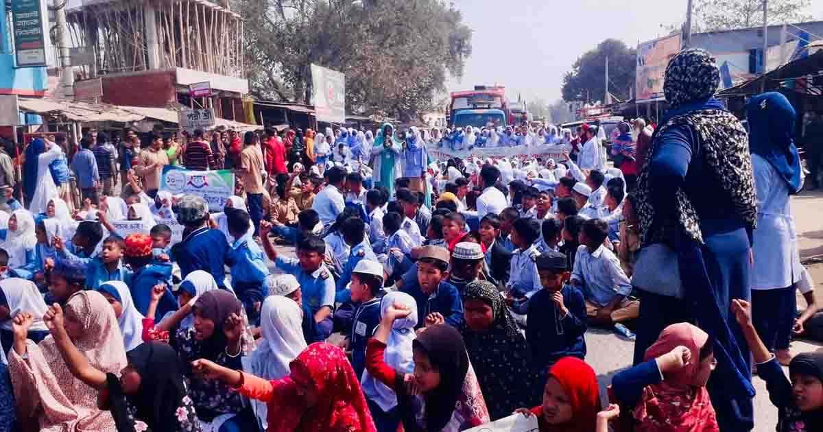 চিরিরবন্দরে বাসচাপায় স্কুল শিক্ষার্থী নিহত, সড়ক অবরোধ