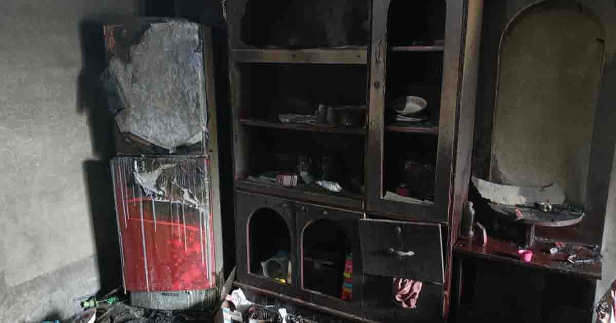 গ্যাস সিলিন্ডার বিস্ফোরণে গুরুদাসপুরে ৩ বসতবাড়ি পুড়ে ছাই