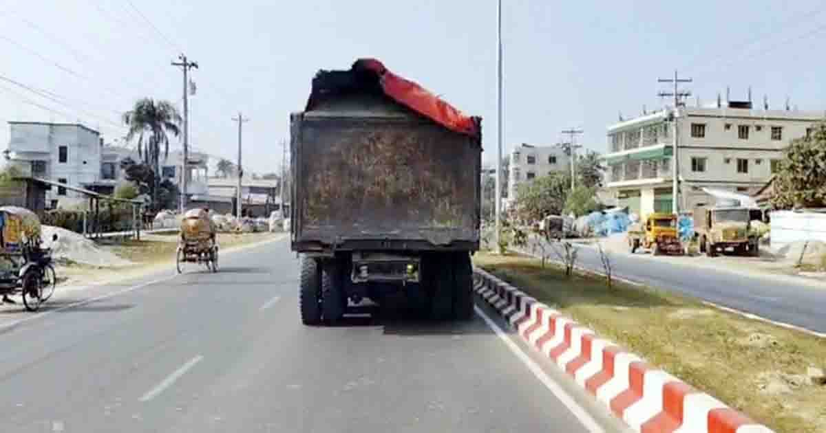 কুষ্টিয়া শহরে বালুবাহী ড্রাম ট্রাকের দাপট, ধুলো দূষণে জনজীবন বিপর্যস্ত