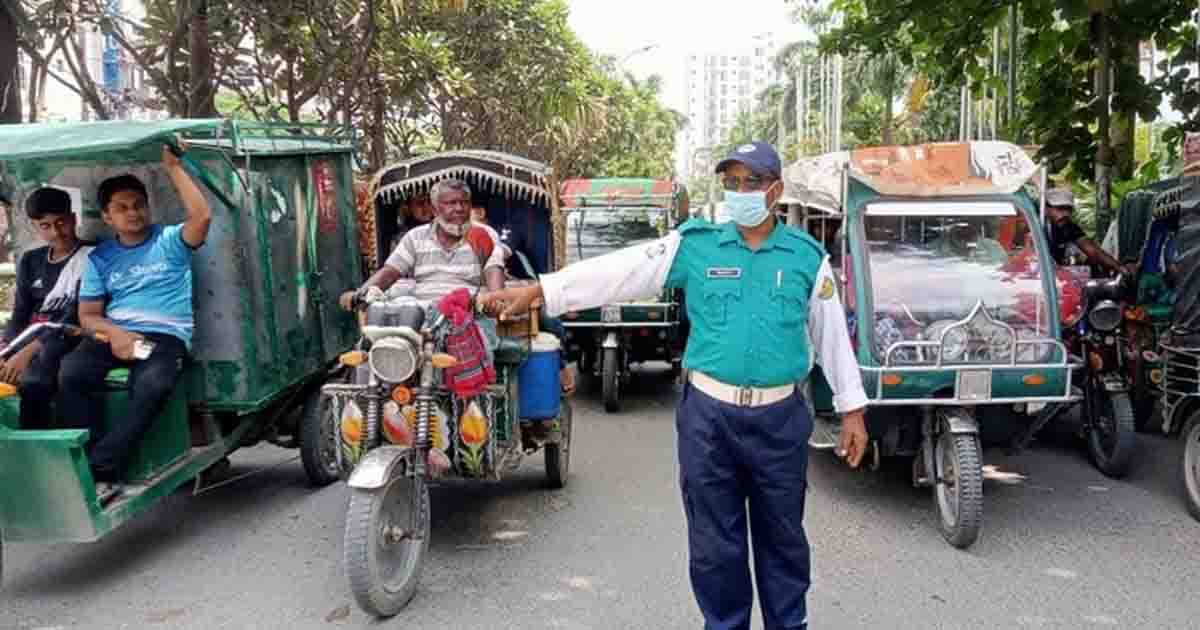 হাতের ইশারায় ট্রাফিক নিয়ন্ত্রণ!