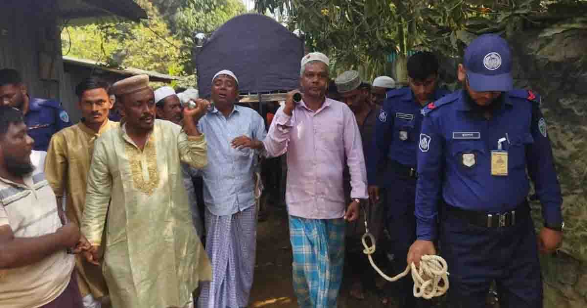 প্যারোলে মুক্তি নিয়ে হাতকড়া পরেই মায়ের জানাজায় দুই ভাই