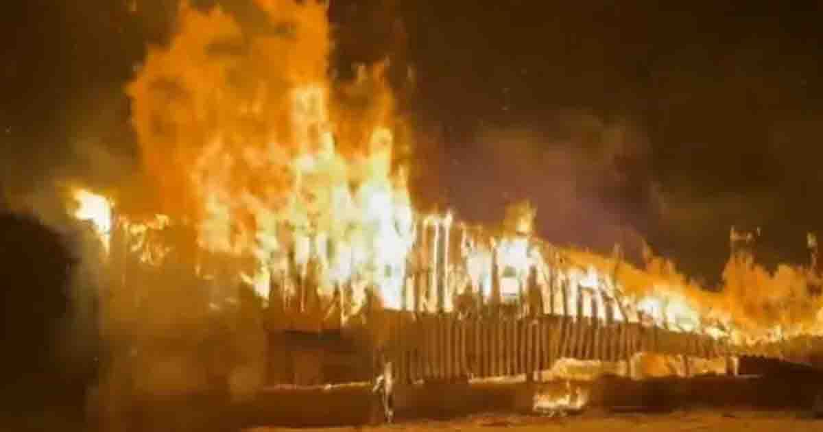 কুষ্টিয়ায় অগ্নিকাণ্ডে একাধিক দোকান পুড়ে ছাই