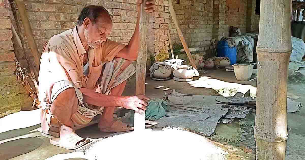 ঝিনুক পুড়িয়ে চুন তৈরি করেন শত পরিবার