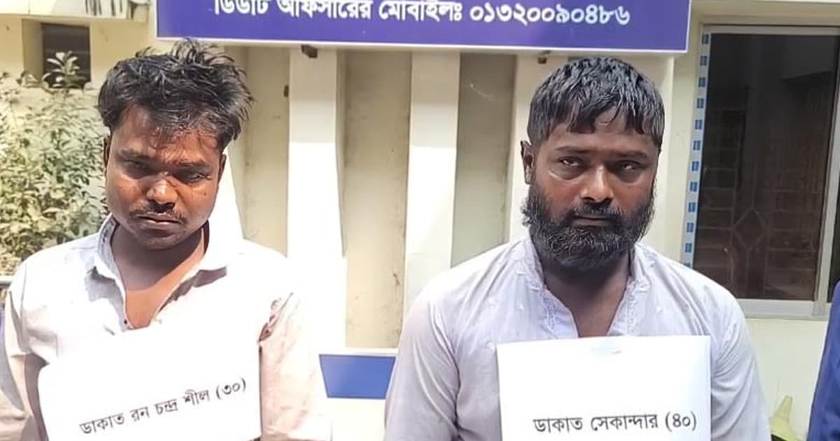 রূপগঞ্জে দেশীয় অস্ত্রসহ দুই ডাকাত গ্রেপ্তার, ছিনতাইকৃত তেলের ট্রাক উদ্ধার