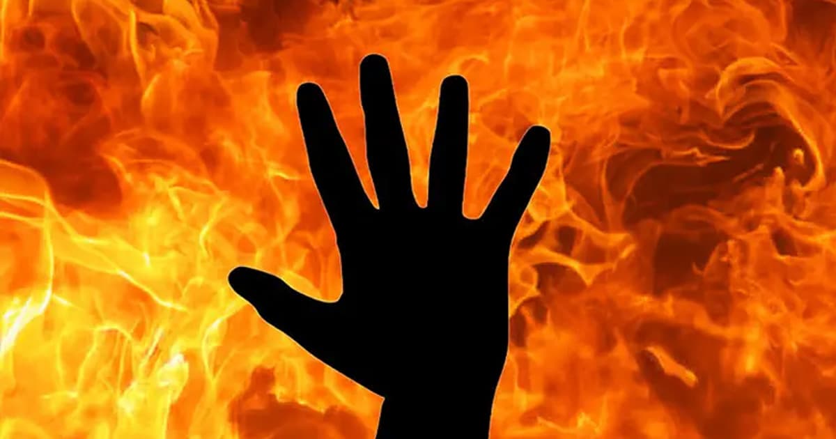 হাজীগঞ্জে অগ্নিকাণ্ডে ৬টি দোকান পুড়ে অর্ধকোটি টাকার ক্ষতি