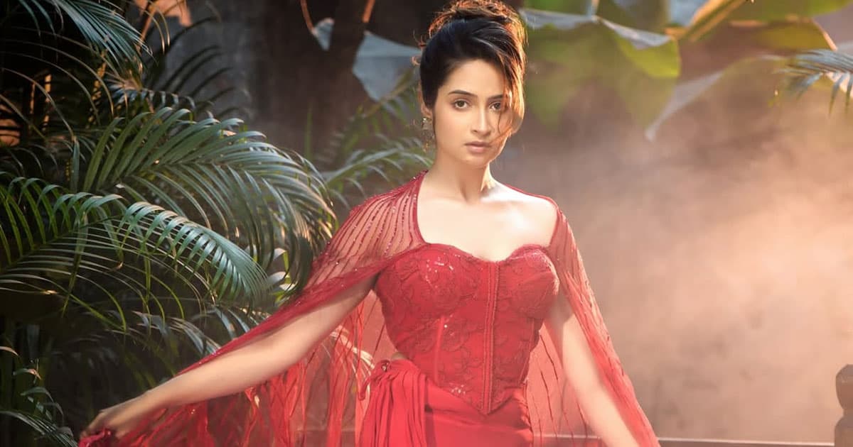 আগুনরাঙা লুকে শ্রীমা