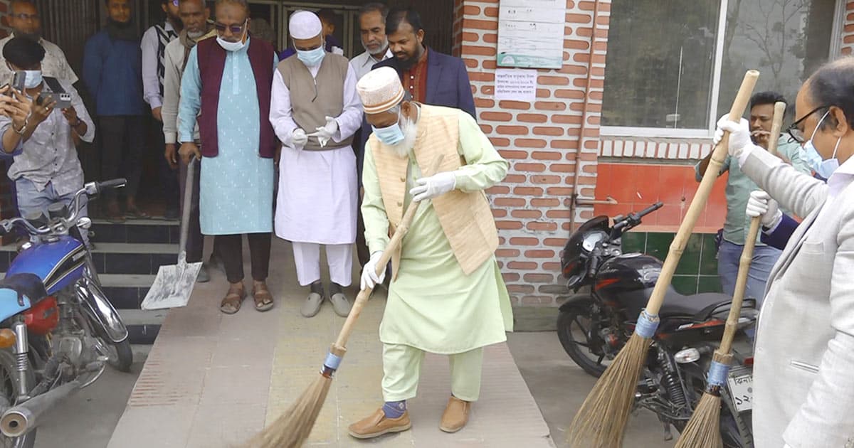 ঝিনাইদহে পরিচ্ছন্নতা অভিযানে আলী আজম মো. আবু বকর