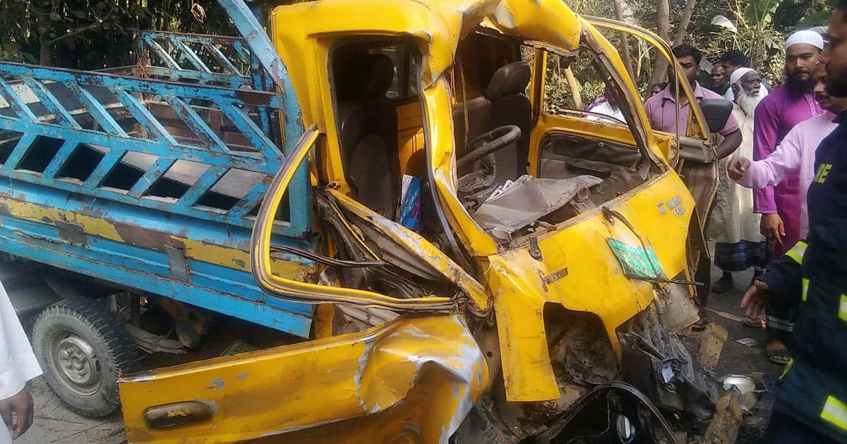 মানিকগঞ্জে সড়ক দূর্ঘটনায় পিকআপ ভ্যানের চালক নিহত