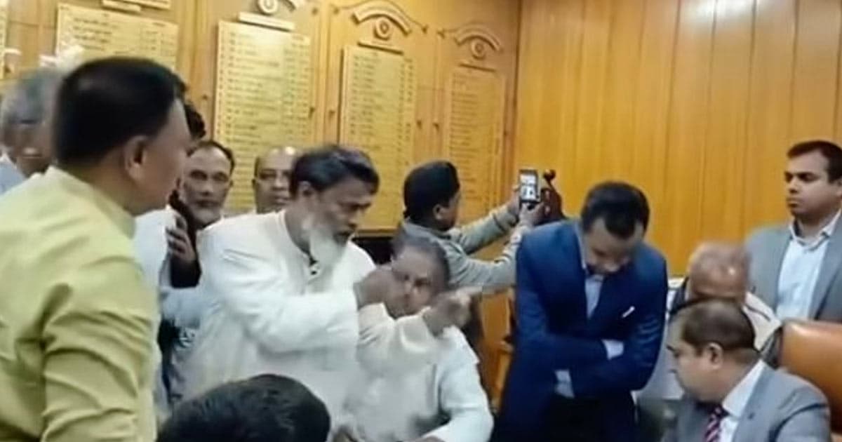 রিটার্নিং কর্মকর্তাকে অভিশাপ দিলেন ধানের শীষের প্রার্থী