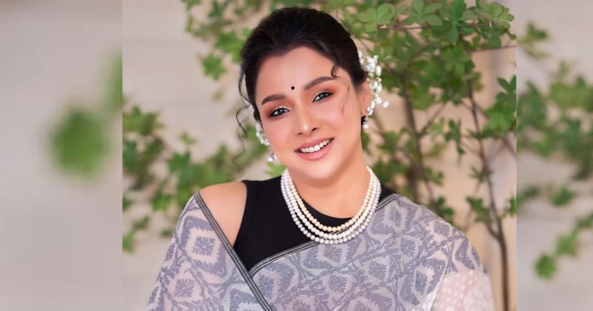 সাদা-কালো জামদানিতে প্রাণবন্ত রুনা