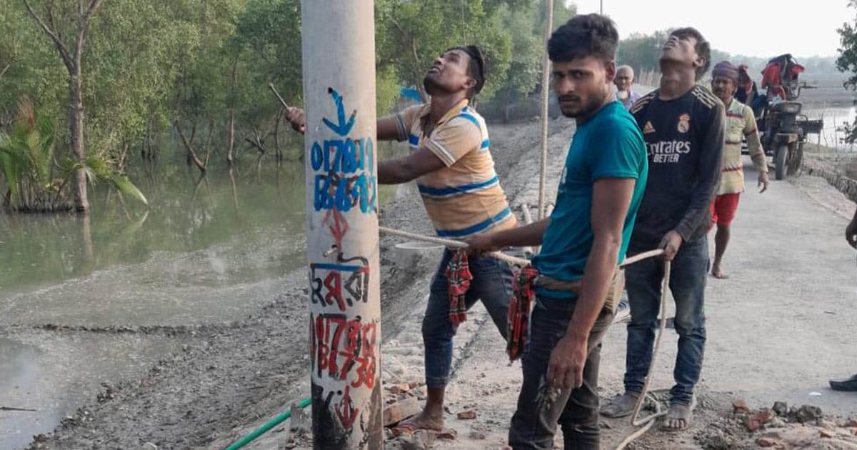 ইউএনও’র হস্তক্ষেপে রাস্তার মাঝ থেকে বিদ্যুতের খুঁটি অপসারণ