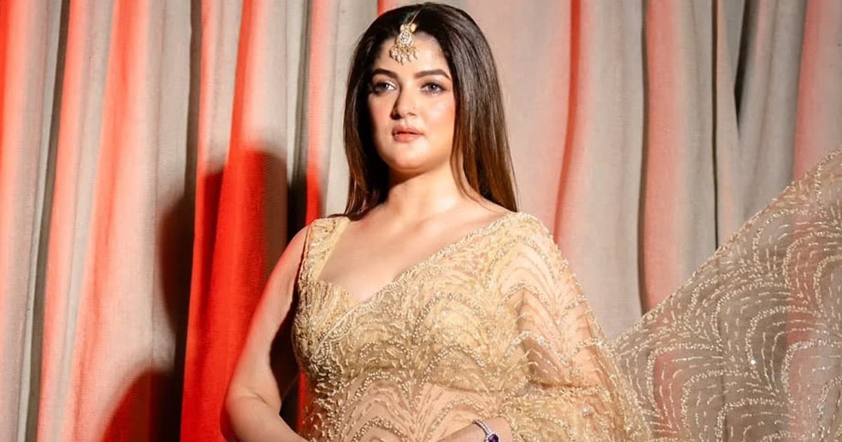 শাড়িতে আকর্ষণীয় শ্রাবন্তী