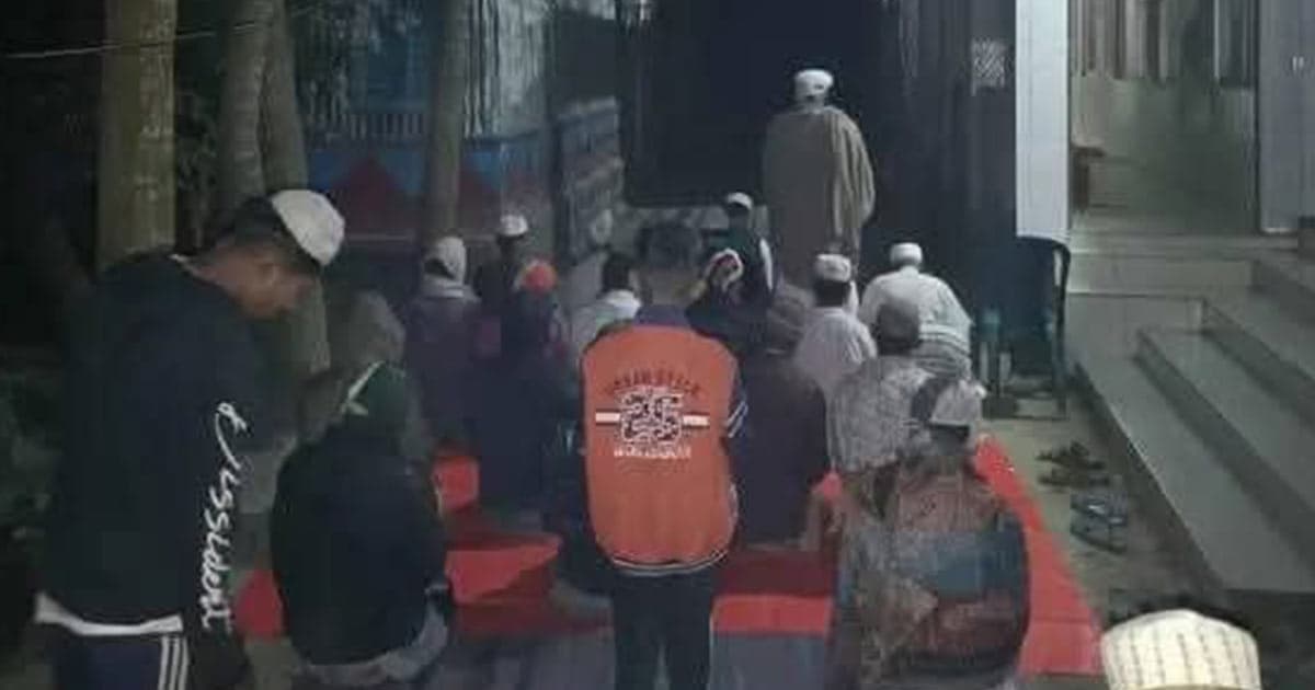 মসজিদে তালা, রাস্তায় নামাজ আদায় মুসল্লিদের