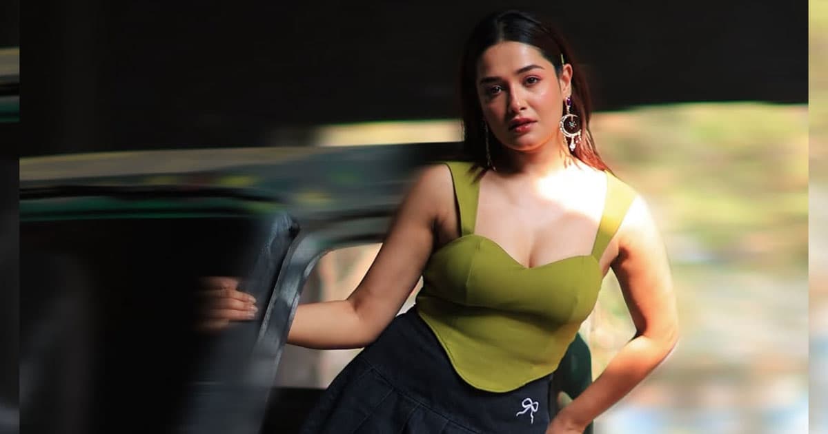সবুজ-কালোর কনট্রাস্টে ঝলমলে রোশনী