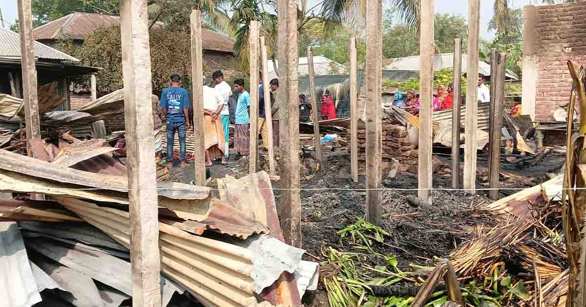 গুরুদাসপুরে ভয়াবহ অগ্নিকাণ্ডে নারী ও শিশুর মৃত্যু